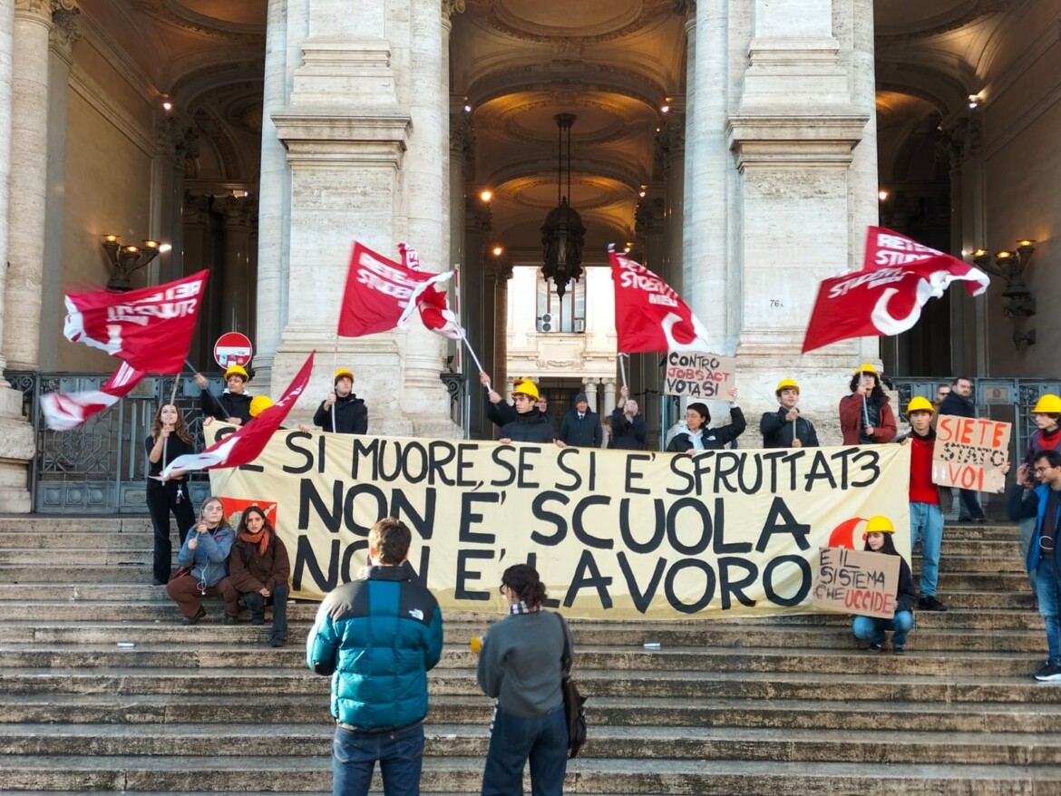 La protesta degli studenti: «basta sfruttamento»