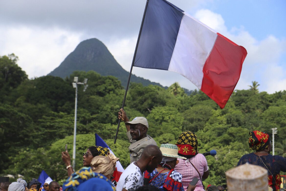 Picconate allo jus soli, in Francia Républicains e lepenisti votano insieme