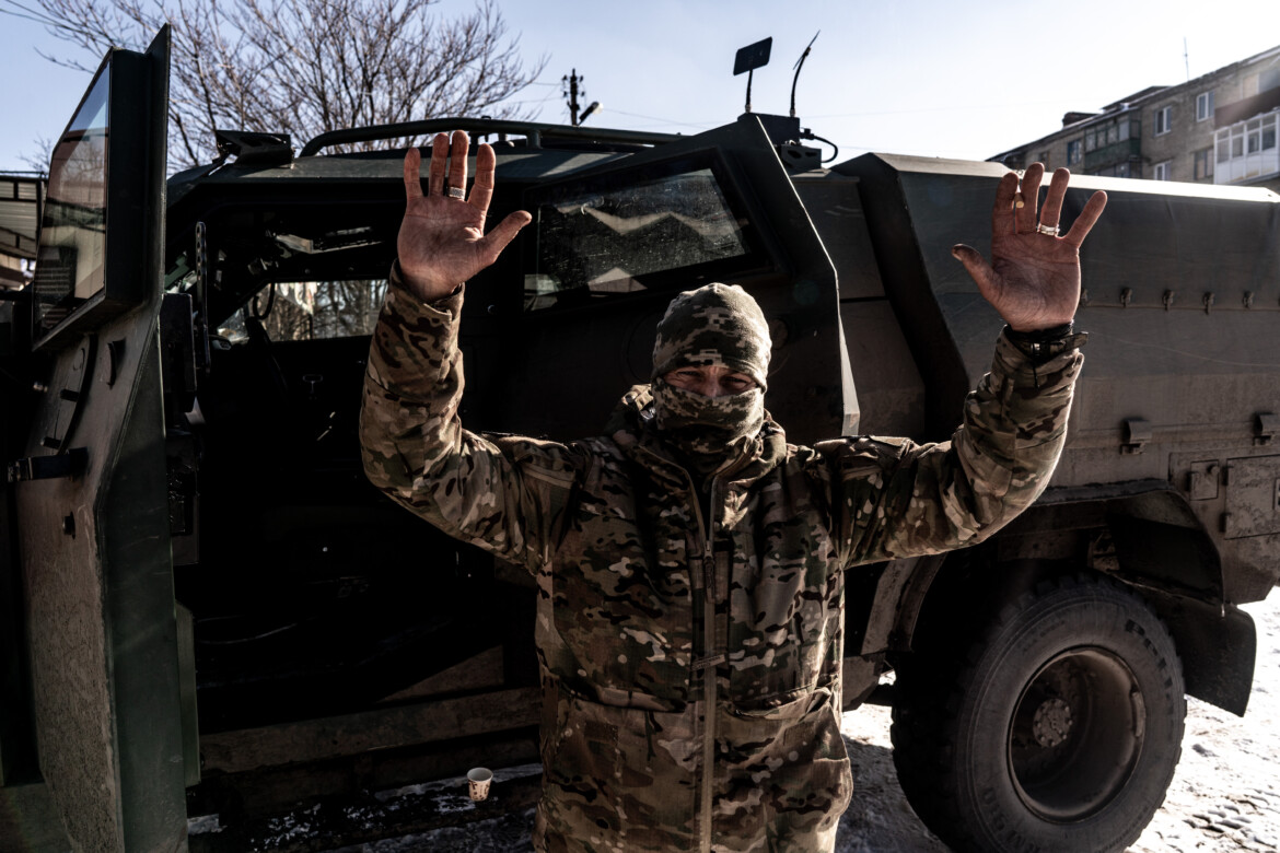 Intanto i russi avanzano e gli ucraini resistono: «Finché non ci diranno che è finita, noi combattiamo»