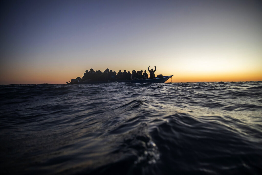 Quasi 50 morti vicino all’isola di Lampedusa. Ma il governo tace