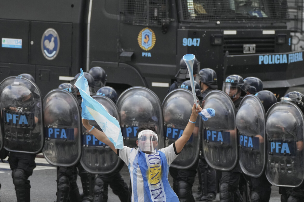 Pensionati e ultras contro la motosega di Milei, duri scontri a Buenos Aires