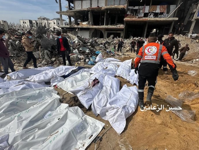 A Gaza esumati 50 cadaveri da una fossa comune