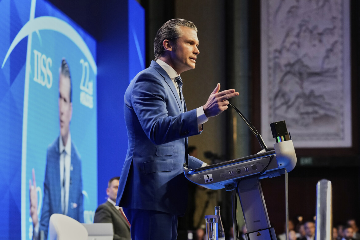 «Dalla Cina minaccia imminente». Lo show di Hegseth a Singapore