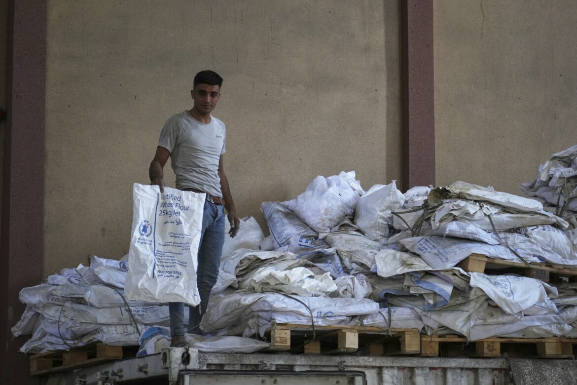 «A Gaza non ci sono più nemmeno i biscotti, la gente assalta magazzini ormai vuoti» «A Gaza non ci sono più nemmeno i biscotti, la gente assalta magazzini ormai vuoti»