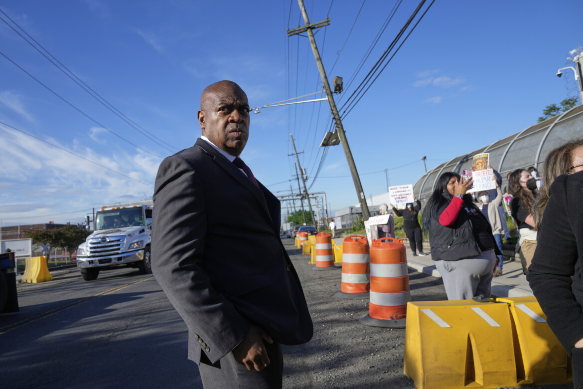 Ispezione al centro per migranti, in manette il sindaco di Newark Ispezione al centro per migranti, in manette il sindaco di Newark