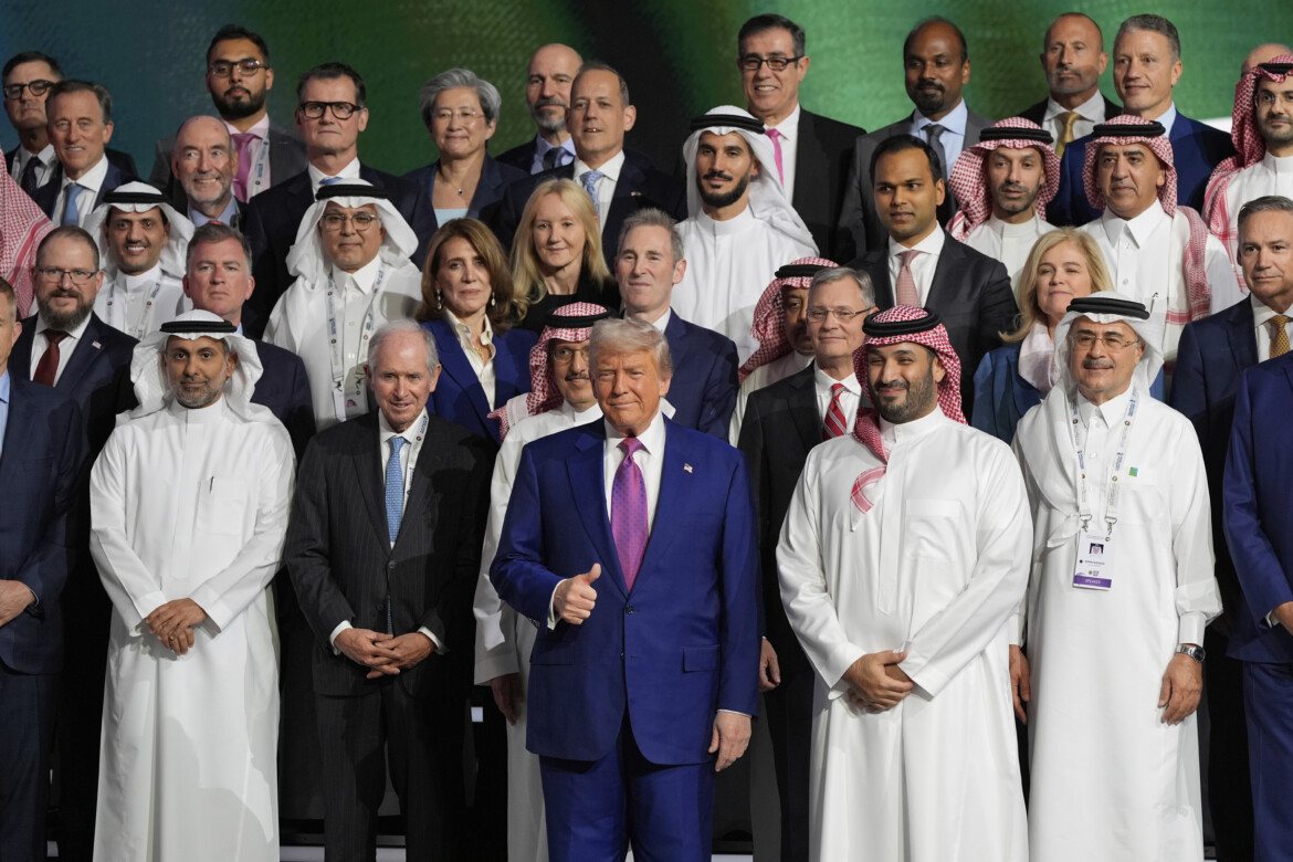Trump in tour: accordi d’oro con gli arabi, è la dollaro diplomazia Trump in tour: accordi d’oro con gli arabi, è la dollaro diplomazia