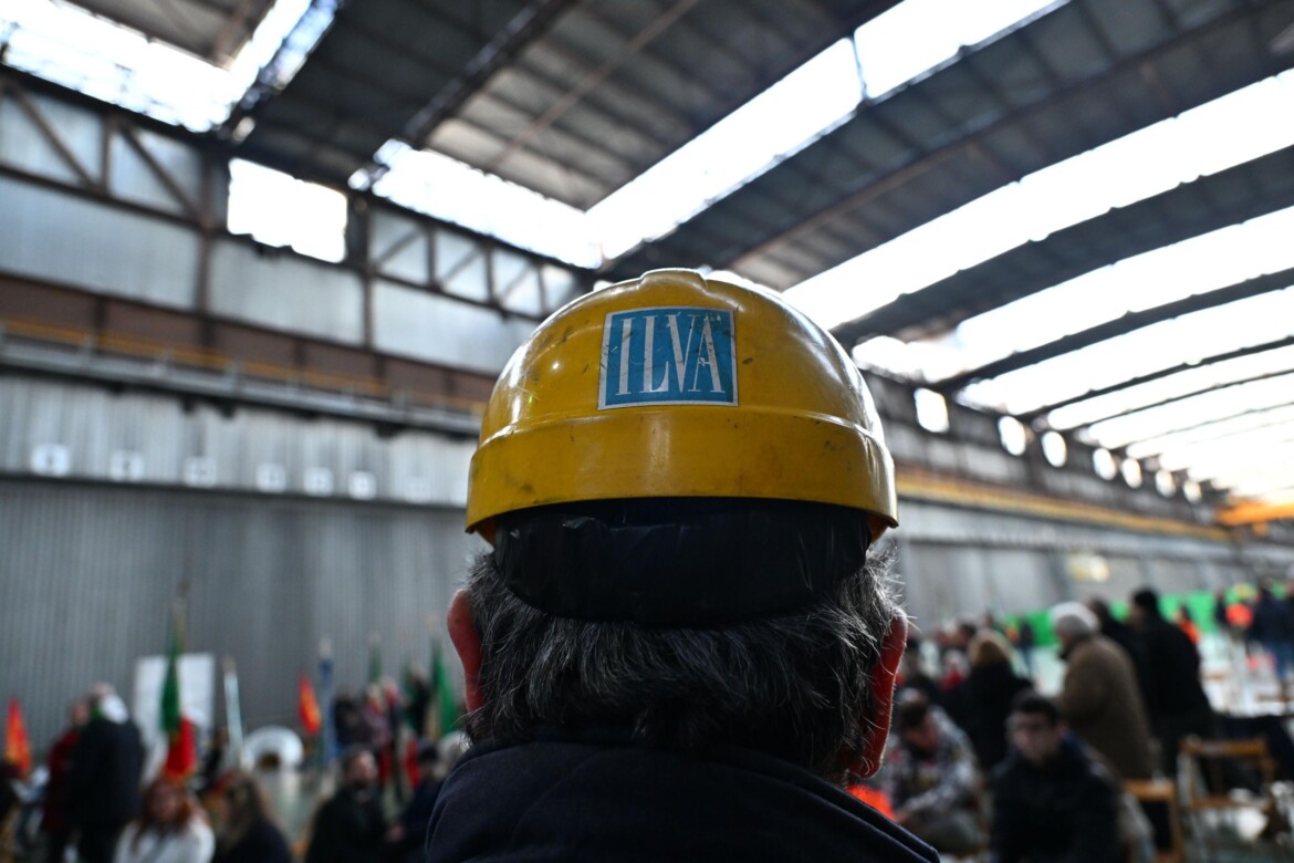 «Urso si dimetta», gli operai dell’ex Ilva contro la svendita «Urso si dimetta», gli operai dell’ex Ilva contro la svendita