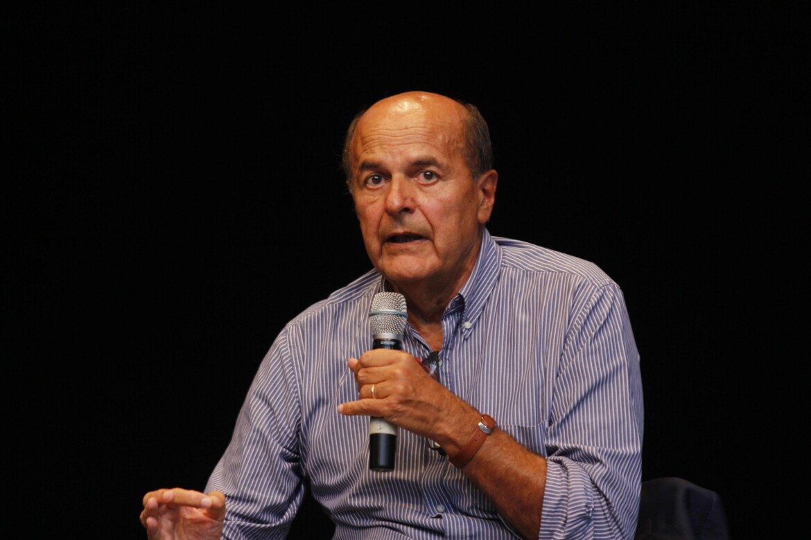 Bersani: «Abbiamo fatto cose disdicevoli. Ora ripartiamo» Bersani: «Abbiamo fatto cose disdicevoli. Ora ripartiamo»