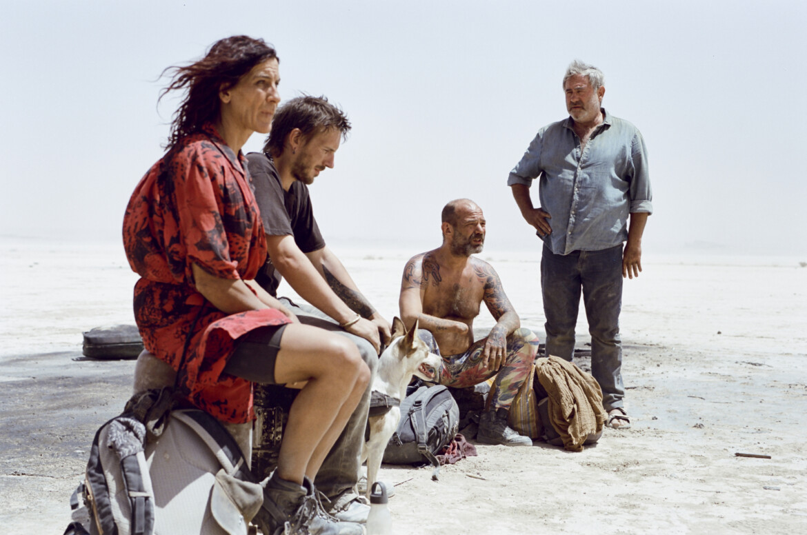 Lo sguardo sconfitto nel rave del deserto Lo sguardo sconfitto nel rave del deserto