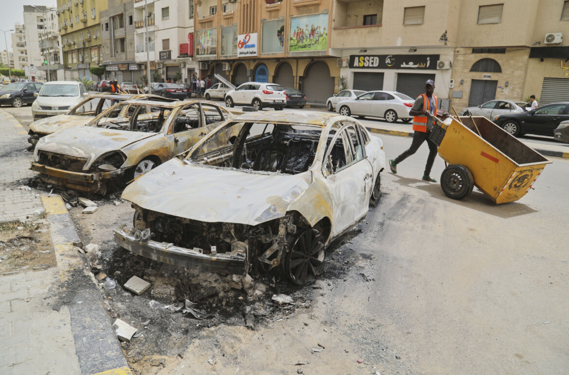 Libia, italiani in fuga dal «Paese sicuro» Libia, italiani in fuga dal «Paese sicuro»