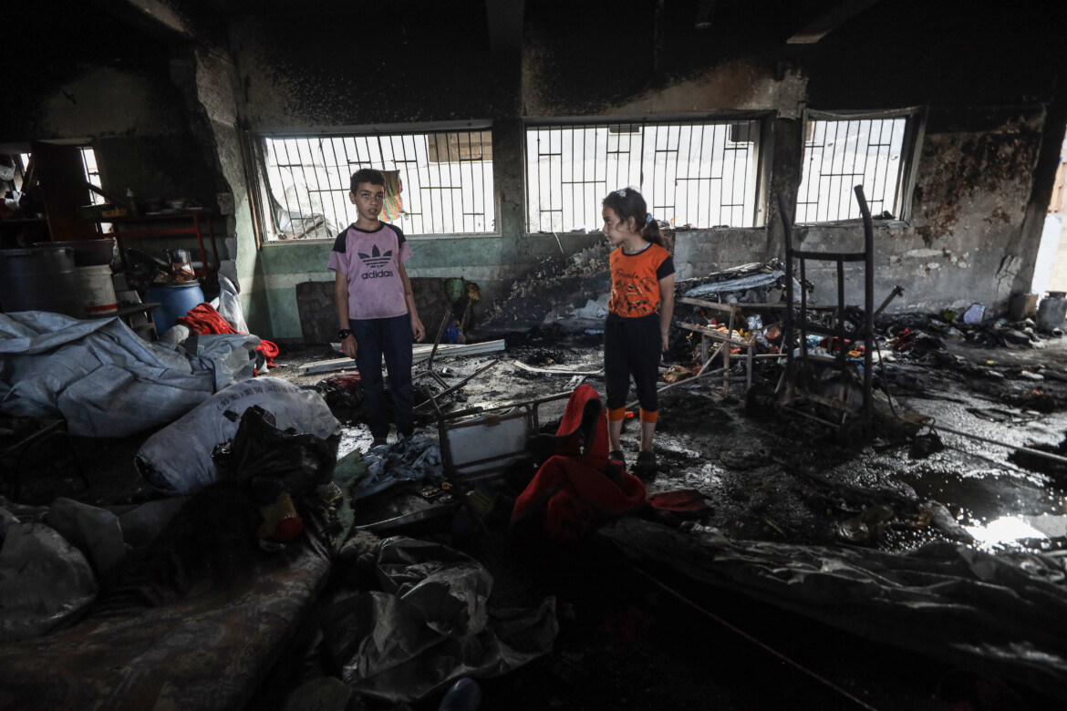 A Gaza cinque tir di aiuti in due giorni A Gaza cinque tir di aiuti in due giorni