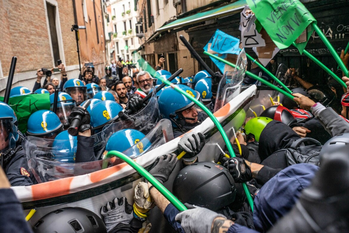 «Piantedosi not welcome». Cariche ai No ddl tra le calli «Piantedosi not welcome». Cariche ai No ddl tra le calli