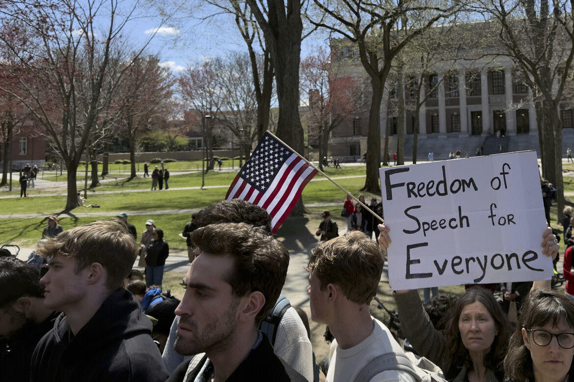 la guerra di trump harvard gli fa causa un giudice lo blocca