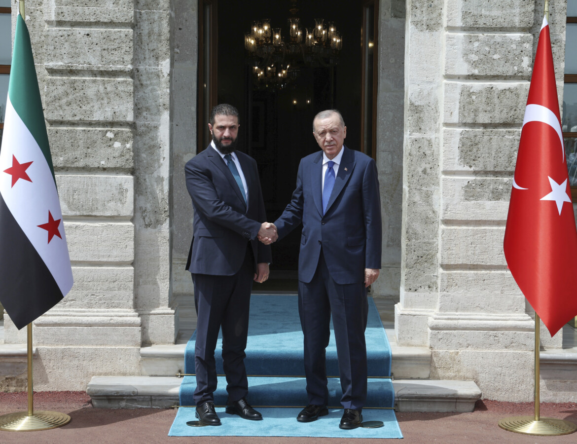 Dopo 46 anni via le sanzioni Usa alla Siria. E al Sharaa vola da Erdogan Dopo 46 anni via le sanzioni Usa alla Siria. E al Sharaa vola da Erdogan