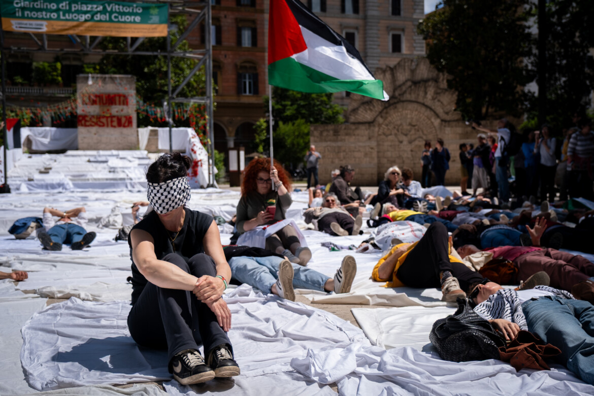 Cinquantamila sudari in tutta Italia: «I governi attuino le sanzioni» Cinquantamila sudari in tutta Italia: «I governi attuino le sanzioni»
