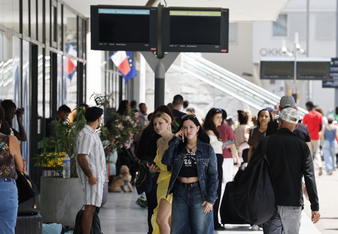 Il black out a Cannes: occhiali scuri, croissant e vulnerabilità Il black out a Cannes: occhiali scuri, croissant e vulnerabilità