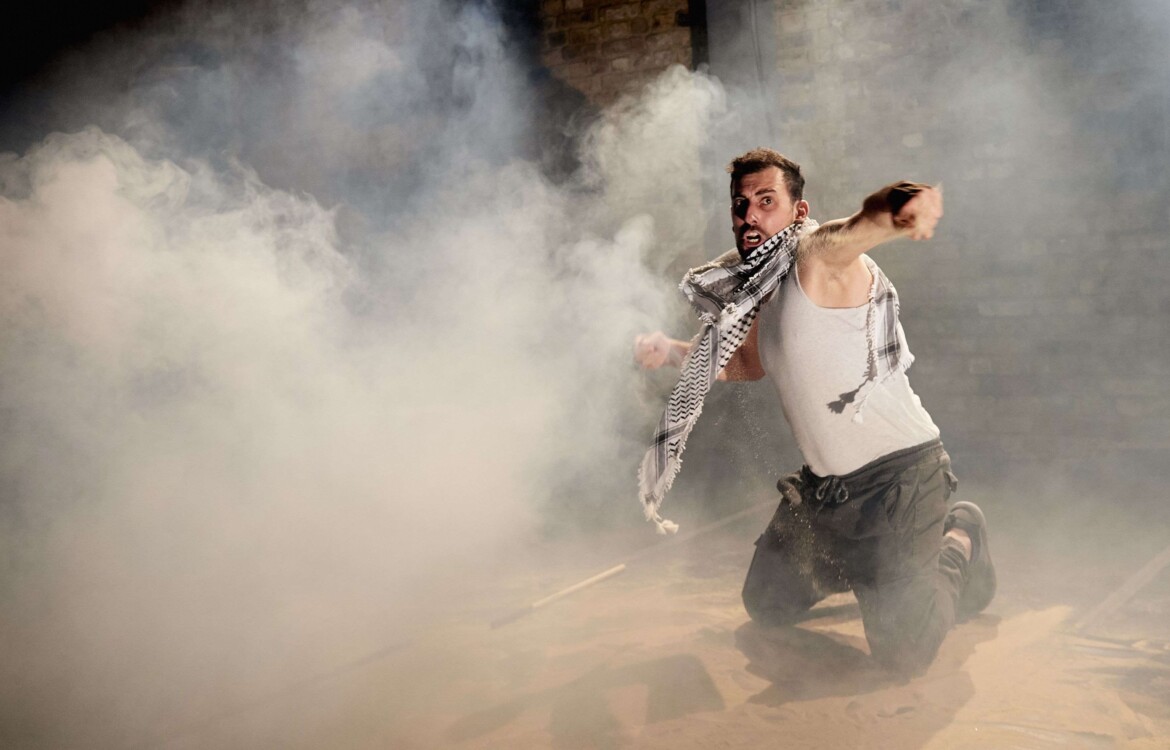 «And Here I Am», il Freedom Theatre di Jenin arriva in Italia «And Here I Am», il Freedom Theatre di Jenin arriva in Italia