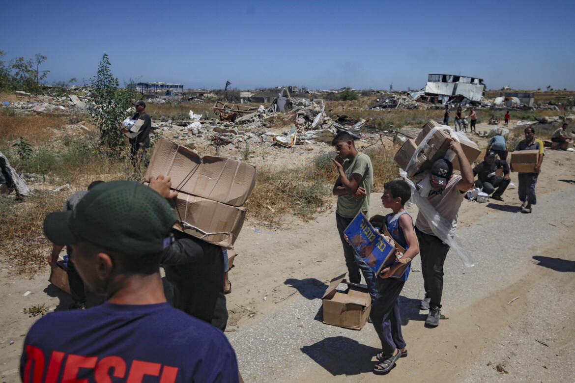 A Gaza fuoco sui palestinesi in cerca di un po’ di cibo A Gaza fuoco sui palestinesi in cerca di un po’ di cibo