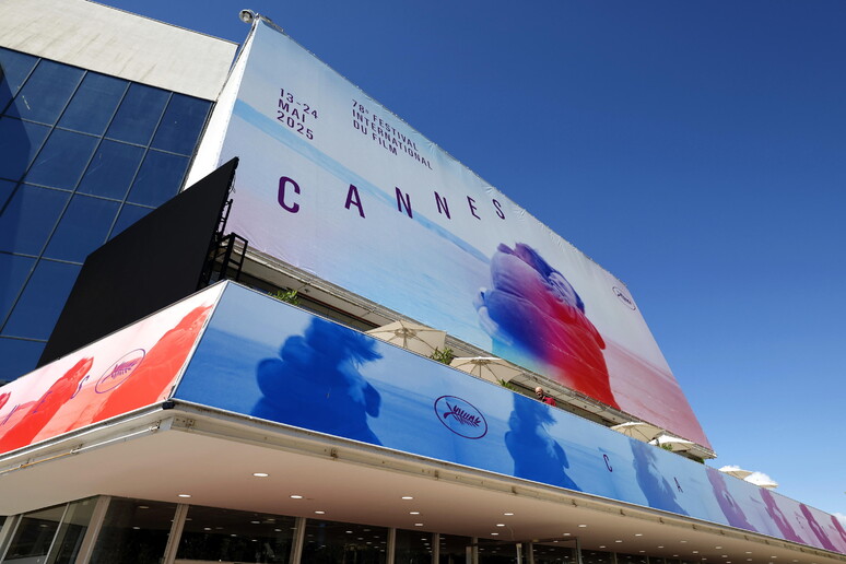 Black out a Cannes, festivalieri bloccati Black out a Cannes, festivalieri bloccati