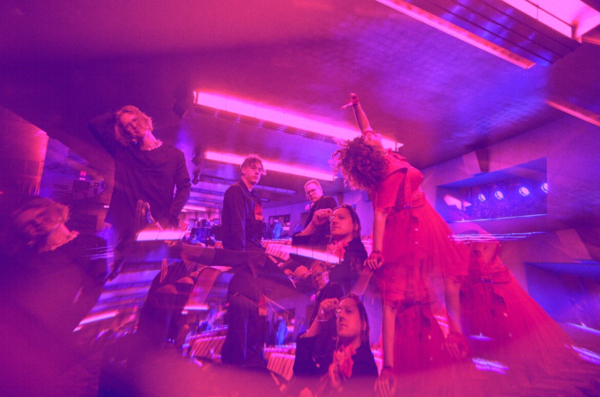 Arcade Fire e la teoria del processo ironico, traumi messi in musica Arcade Fire e la teoria del processo ironico, traumi messi in musica
