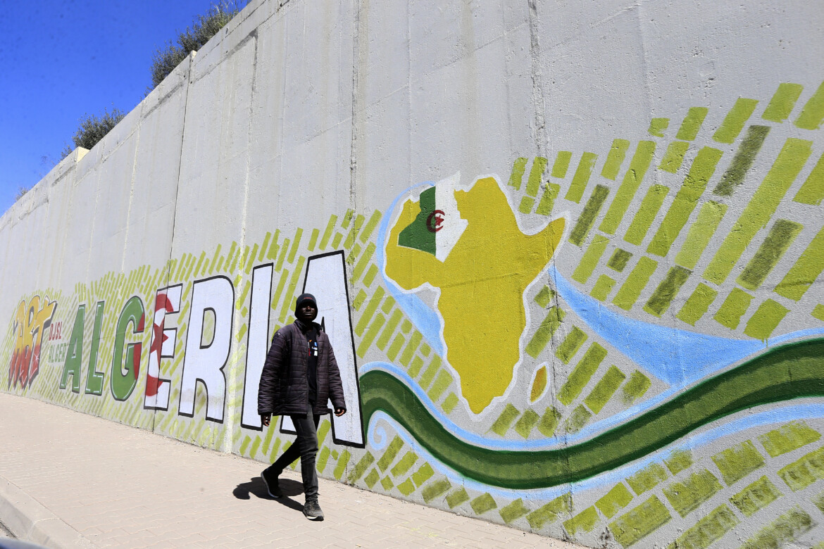 L’Algeria caccia i migranti verso il Niger. E l’Italia è complice L’Algeria caccia i migranti verso il Niger. E l’Italia è complice