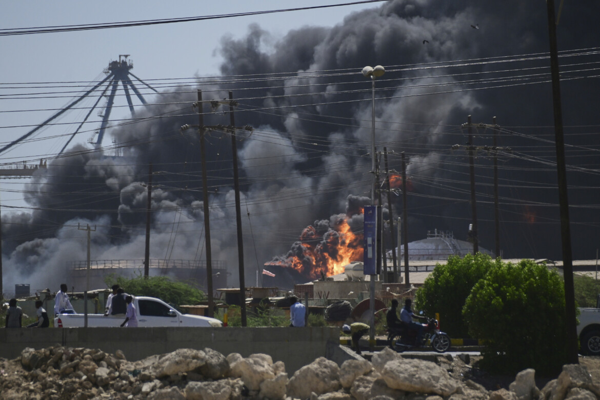 Bombe su Port Sudan, l’Onu ferma i voli umanitari Bombe su Port Sudan, l’Onu ferma i voli umanitari