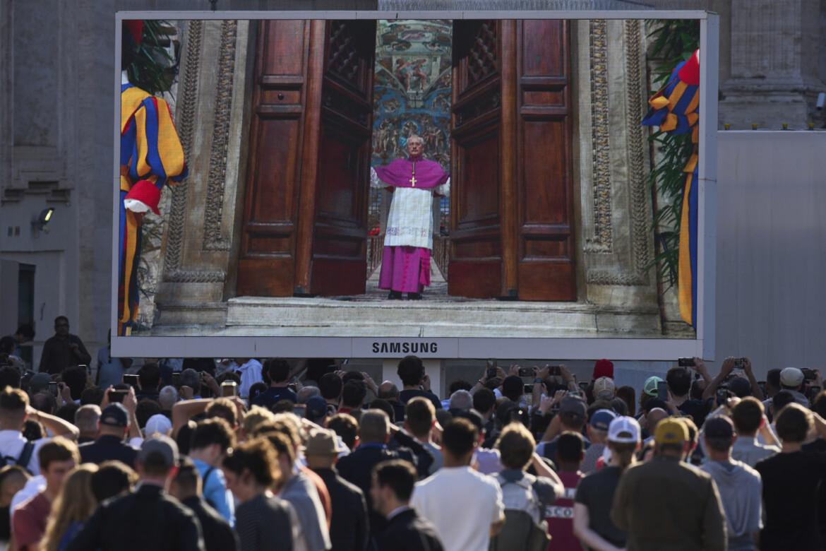 Il Conclave prende tempo. Gli «auguri doppi» a Parolin Il Conclave prende tempo. Gli «auguri doppi» a Parolin