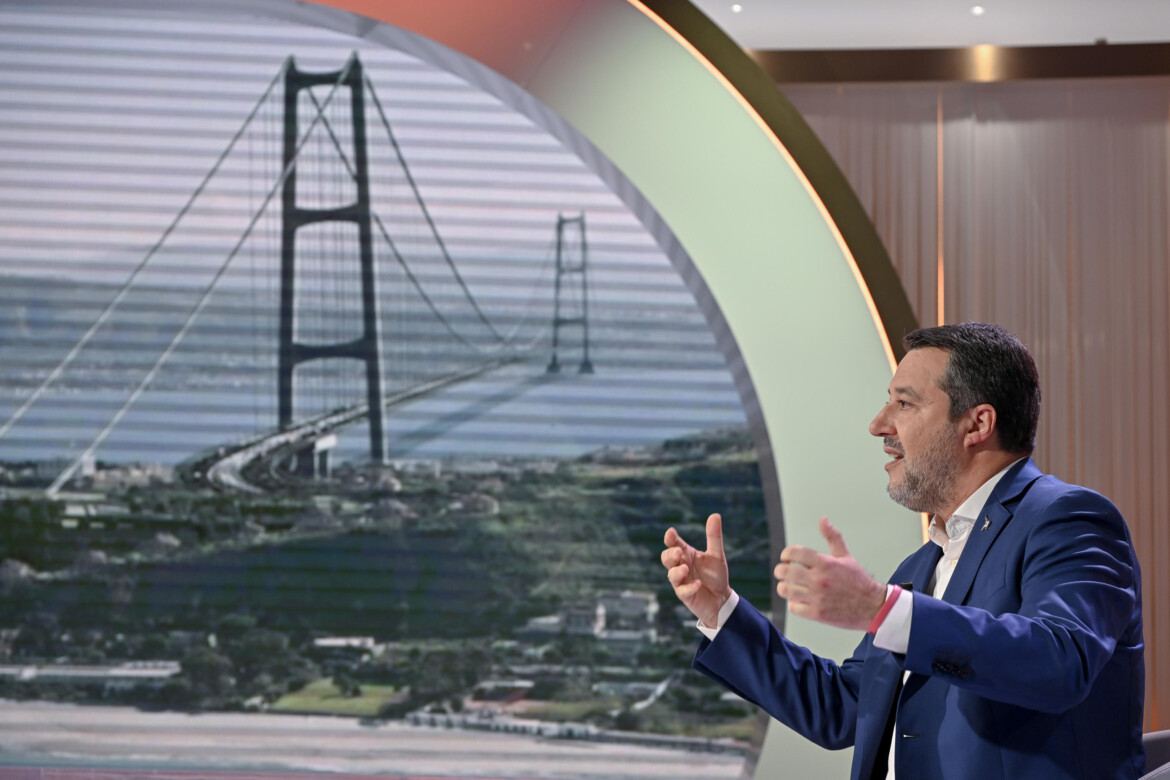 In tour per lo Stretto Salvini «accolto» dal presidio NoPonte In tour per lo Stretto Salvini «accolto» dal presidio NoPonte