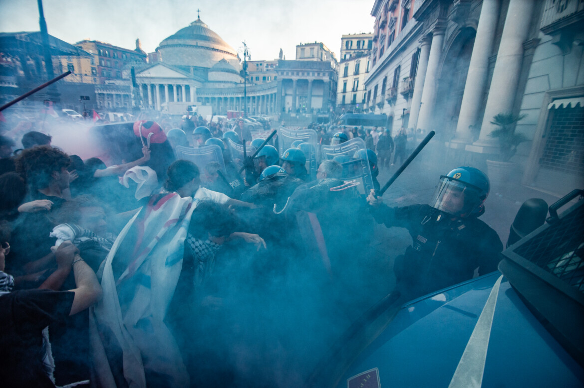 napoli scontri al corteo no nato