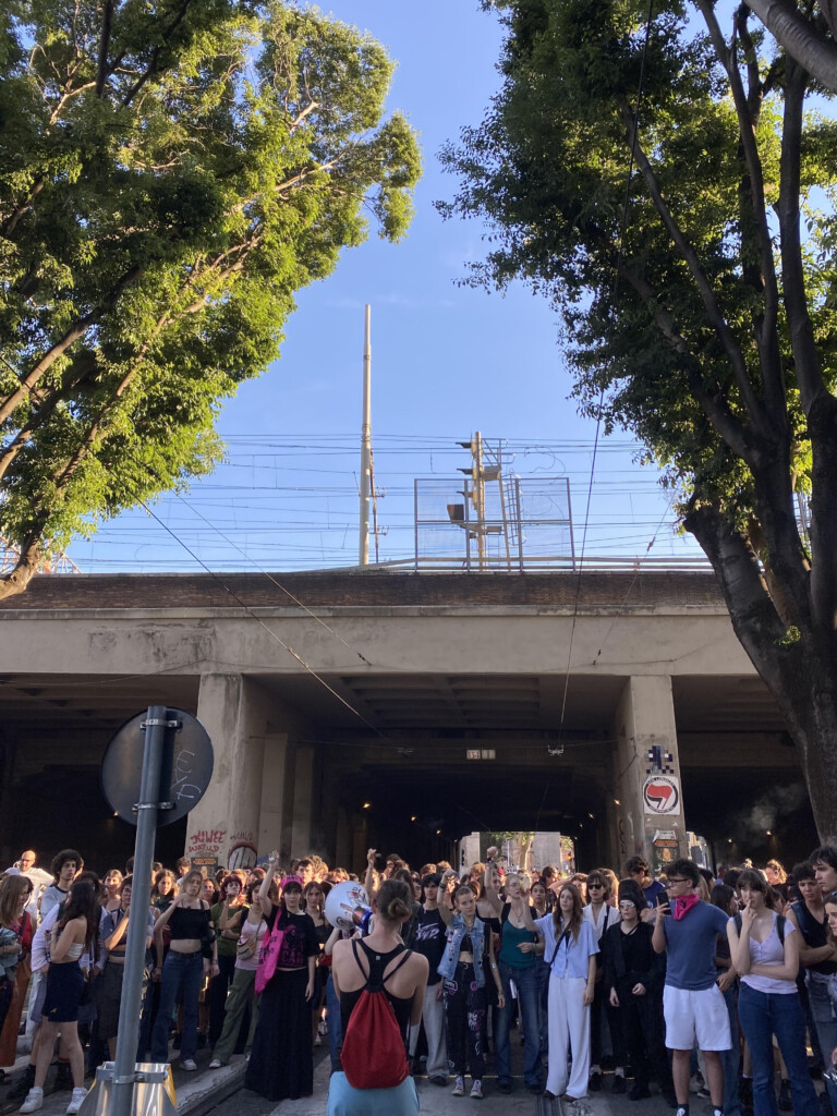 Passeggiata rumorosa a Roma per Martina Carbonaro: «Serve un cambiamento sistemico» Passeggiata rumorosa a Roma per Martina Carbonaro: «Serve un cambiamento sistemico»
