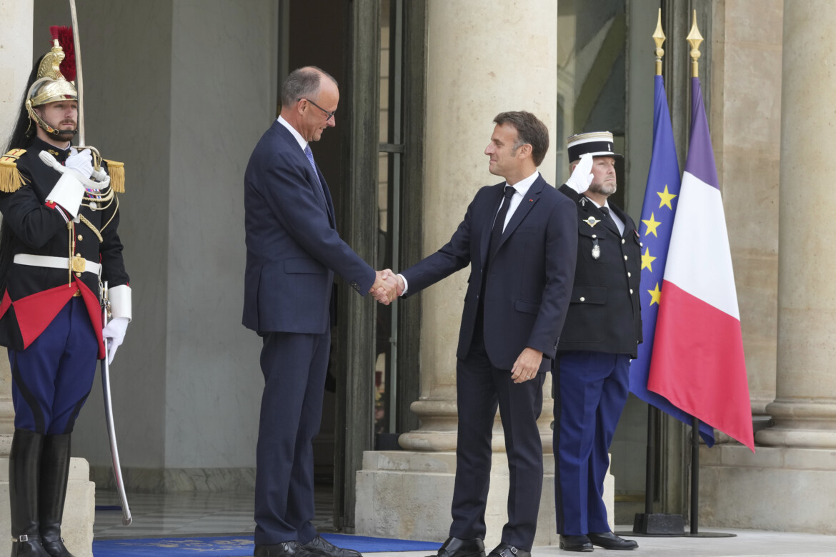 Incontro Macron Merz, si riparte dalla difesa Incontro Macron Merz, si riparte dalla difesa