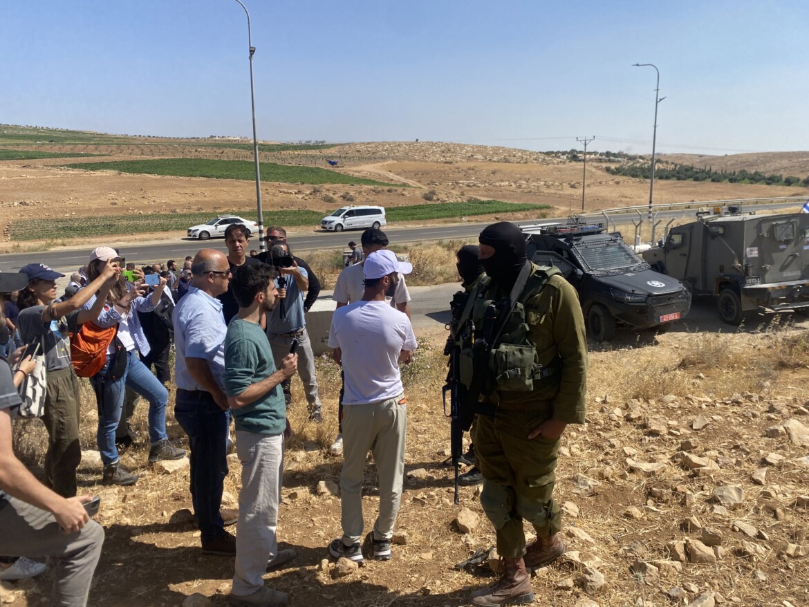 Stop dei soldati israeliani ai reporter stranieri. Masafer Yatta è isolata Stop dei soldati israeliani ai reporter stranieri. Masafer Yatta è isolata