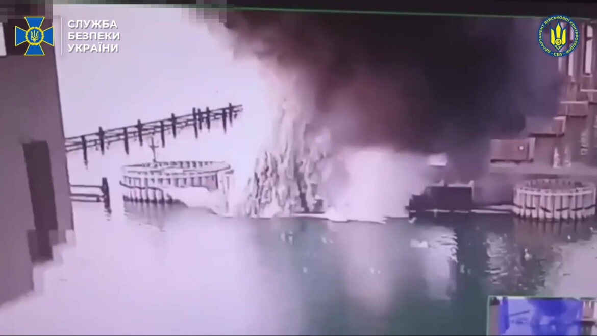 Kiev attacca il ponte di Crimea, il vortice del conflitto si allarga Kiev attacca il ponte di Crimea, il vortice del conflitto si allarga