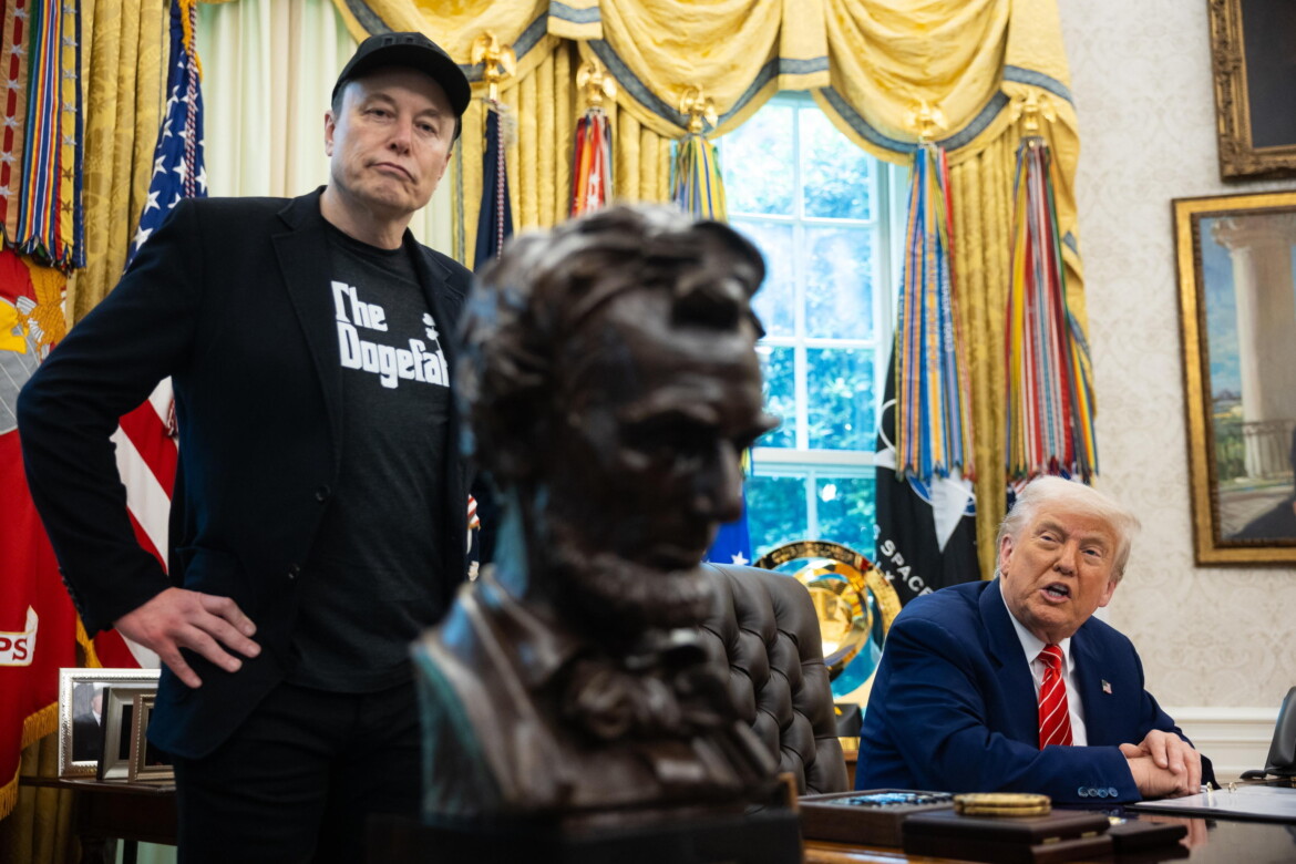Scontro aperto fra il presidente e Musk. Addio milioni per il midterm Scontro aperto fra il presidente e Musk. Addio milioni per il midterm