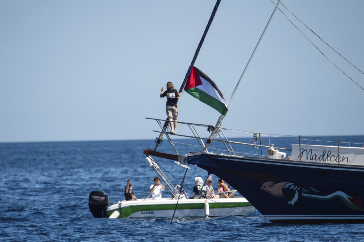 La Freedom Flotilla salva quattro migranti. Israele prepara il blocco La Freedom Flotilla salva quattro migranti. Israele prepara il blocco