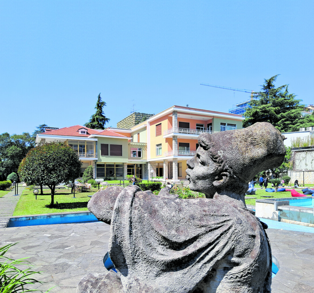Albania, Vila 31 invasa da artisti e modelle Albania, Vila 31 invasa da artisti e modelle