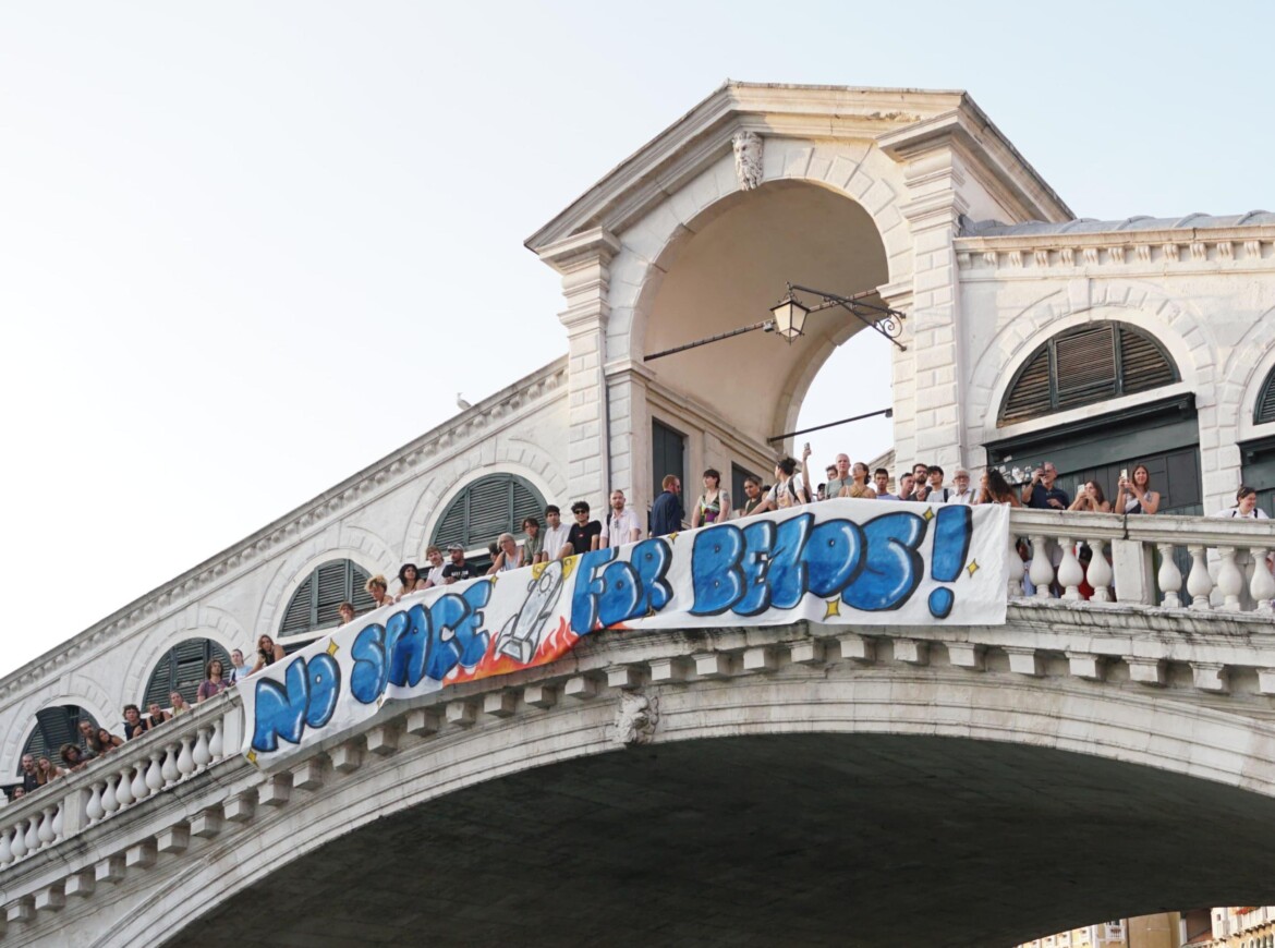 Venezia, un tuffo in laguna contro le nozze di Bezos Venezia, un tuffo in laguna contro le nozze di Bezos