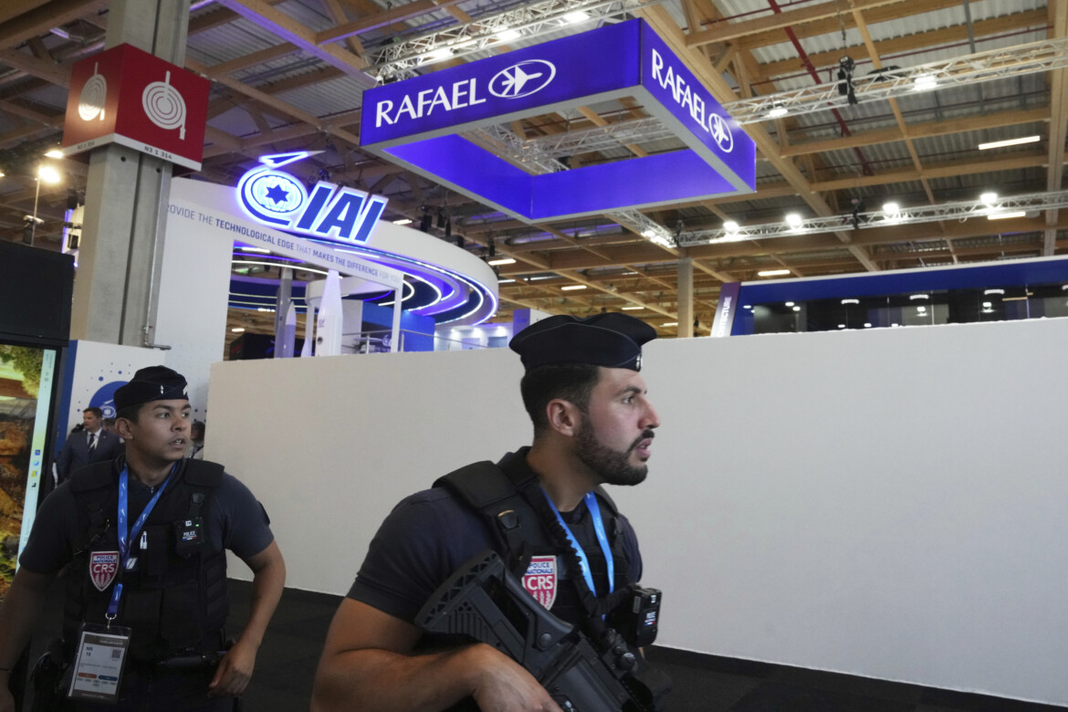 Air Show, Parigi oscura cinque stand israeliani Air Show, Parigi oscura cinque stand israeliani
