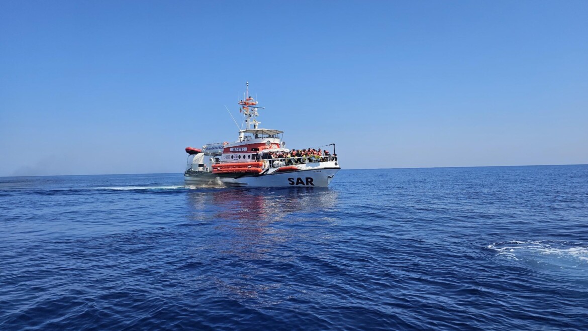 Ong, dopo le navi il governo colpisce le barche Ong, dopo le navi il governo colpisce le barche