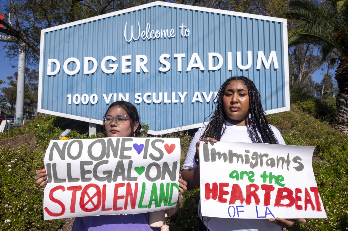 Nuove retate, agenti cacciati dallo stadio dei Dodgers Nuove retate, agenti cacciati dallo stadio dei Dodgers
