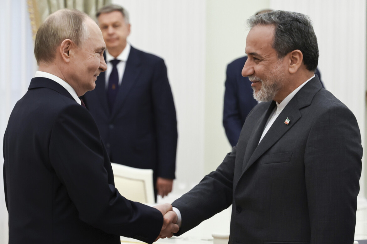 Quel pontiere di Putin, parole dure ma niente aiuti veri agli ayatollah
