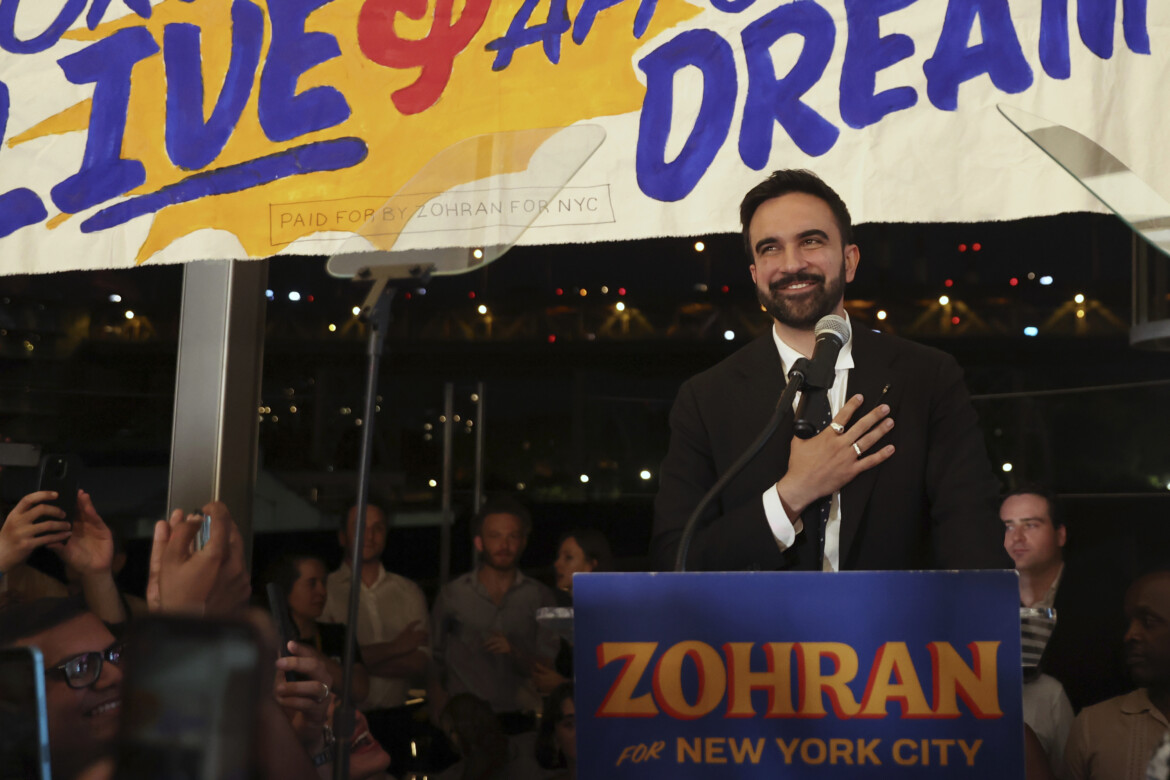 Un socialista per New York. Le primarie dem a Mamdani Un socialista per New York. Le primarie dem a Mamdani
