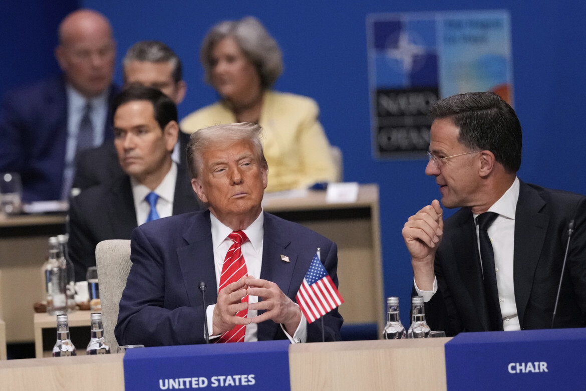 Grande farsa all’Aja. Trump scherza, Ue obbligata a pagare Grande farsa all’Aja. Trump scherza, Ue obbligata a pagare