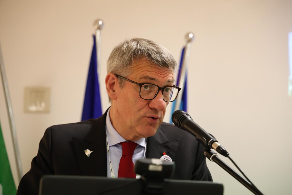 Confindustria e i sindacati tornano a parlarsi sulle trattative interrotte Confindustria e i sindacati tornano a parlarsi sulle trattative interrotte