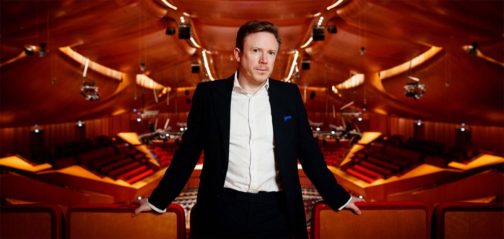 Daniel Harding, esplosioni rumorose e dolci canti. La perfetta sinfonia Daniel Harding, esplosioni rumorose e dolci canti. La perfetta sinfonia