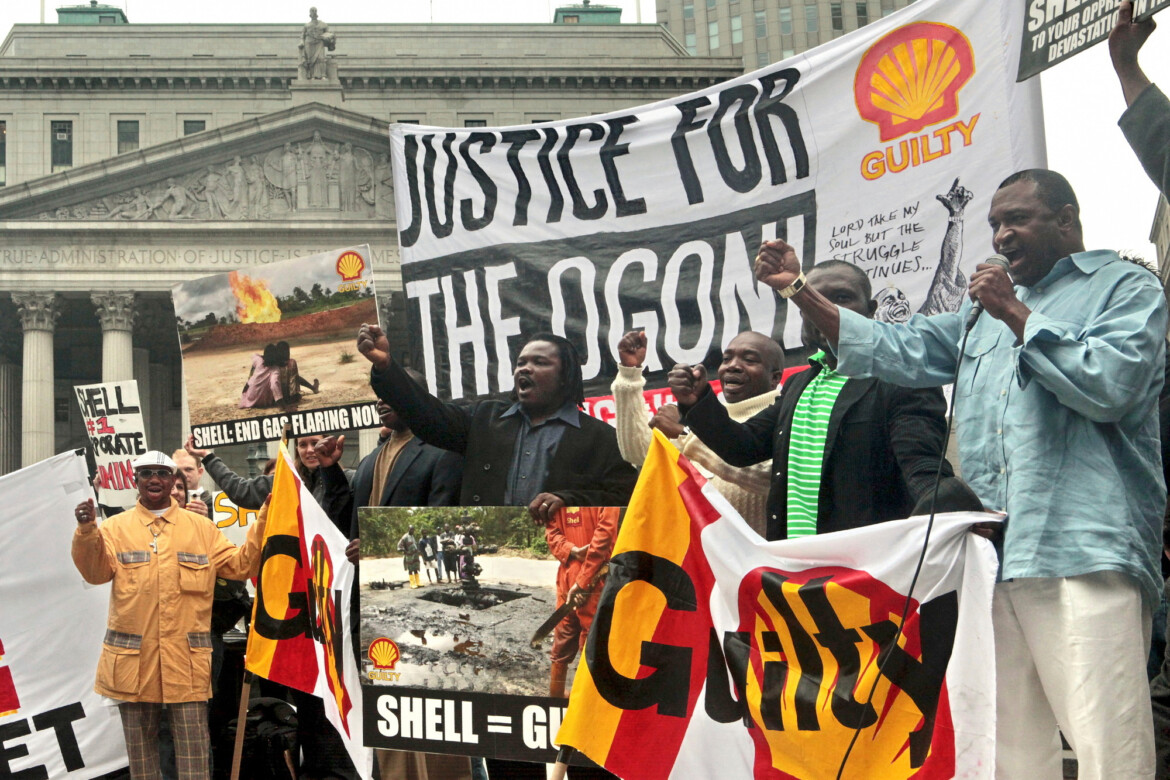In Nigeria la multinazionale petrolifera Shell è sotto il fuoco incrociato dei tribunali per devastazione ambientale In Nigeria la multinazionale petrolifera Shell è sotto il fuoco incrociato dei tribunali per devastazione ambientale