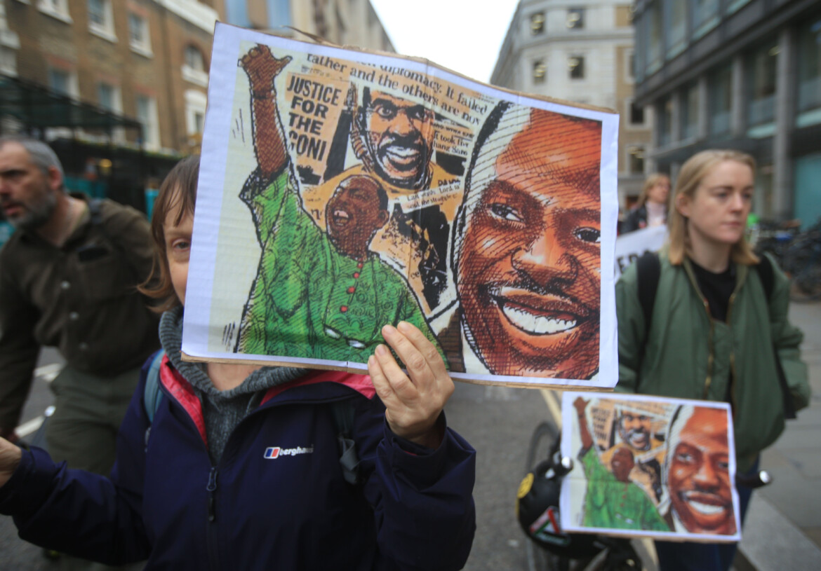 Ken Saro Wiwa graziato morto Ken Saro Wiwa graziato morto
