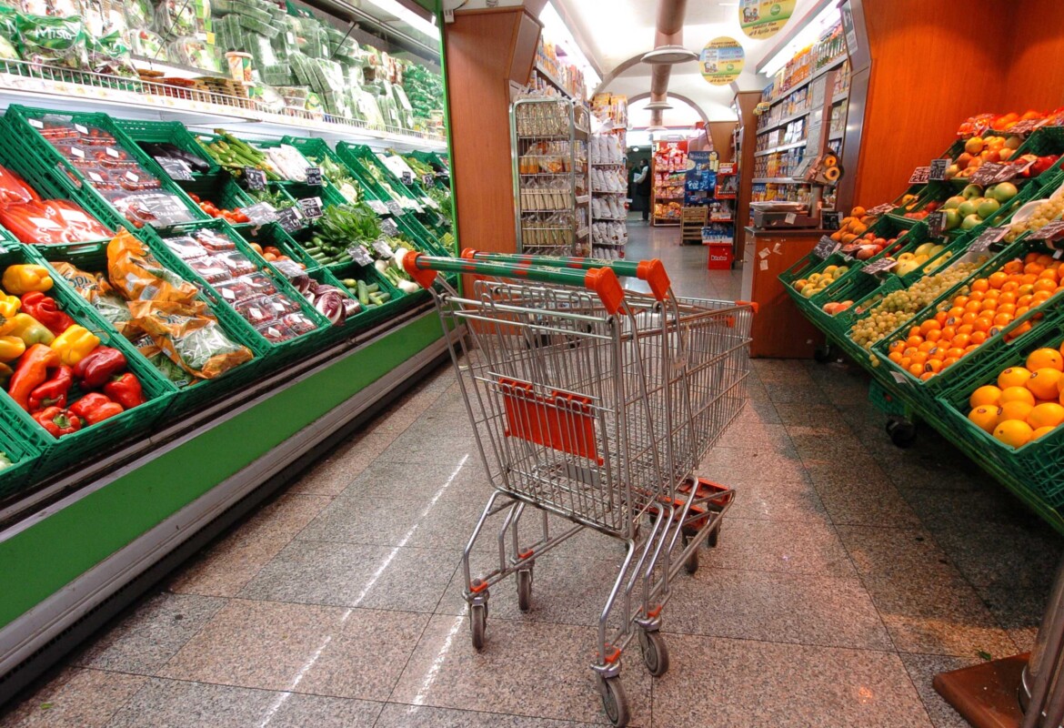 Il carrello della spesa si è mangiato i salari. E Meloni parla d’altro Il carrello della spesa si è mangiato i salari. E Meloni parla d’altro
