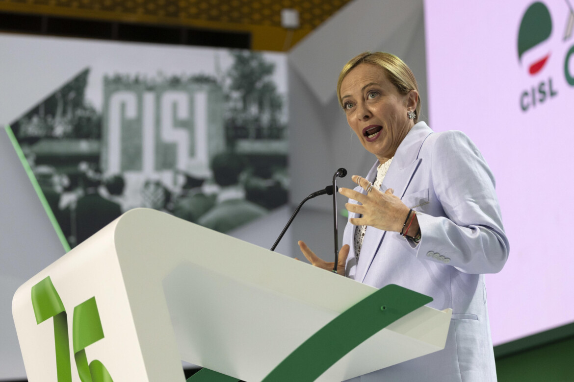 Le favole di Meloni alla Cisl: «Va tutto bene» Le favole di Meloni alla Cisl: «Va tutto bene»