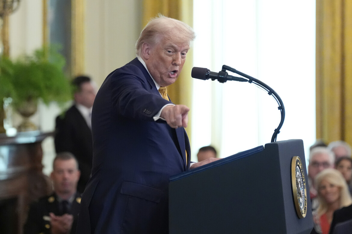 Caro Epstein, firmato Donald: l’ira di Trump sul Wall Street Journal Caro Epstein, firmato Donald: l’ira di Trump sul Wall Street Journal